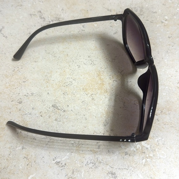Ladies Stylish Black Sunglasses - Picture 2 of 7
